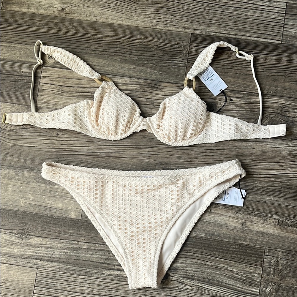 *Never Worn* -Cream Textured Bikini Set